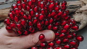 Manik-manik kaca untuk perhiasan yang terlihat persis seperti biji buah delima. (Foto: Brightside)