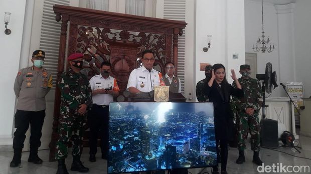 Gubernur DKI Jakarta Anies Baswedan mengumumkan PSBB transisi di Jakarta diperpanjang 14 hari ke depan (M Ilman Nafian/detikcom)