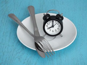Cara Tepat Ikuti Intermittent Fasting, Pola Makan yang Bisa Bikin Turun BB