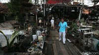 Turis asing melihat barang-barang antik yang tinggal beberapa toko saja yang masih bertahan di Pasar barang Antik, di Jalan Surabaya, Menteng, Jakarta, Rabu (01/07/2020).