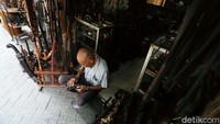 Nama Jalan Surabaya, di kawasan Menteng, Jakarta Pusat, mungkin tidak asing lagi. Jalan Surabaya memang sudah tenar sejak lama. Ketenarannya adalah menjadi tempat penjualan barang-barang antik.
