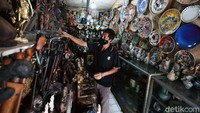 Imbas pandemi Corona, Pasar Barang Antik, yang berada di Jalan Surabaya Menteng, Jakarta, kini sepi dari pengunjung, Rabu (1/7).