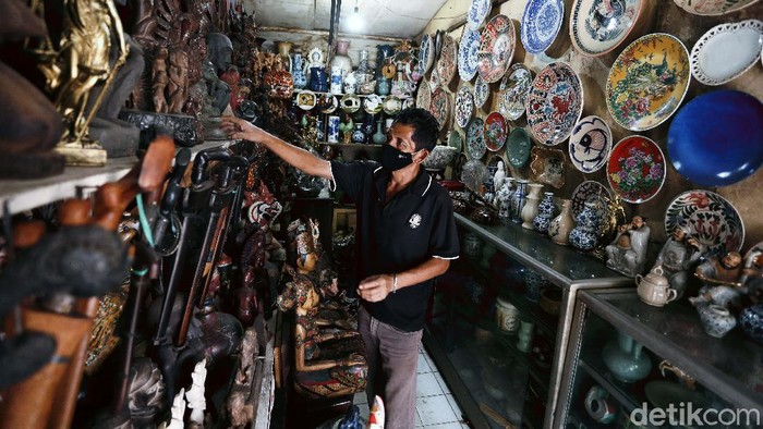 Imbas Corona, Pasar Barang Antik di Jalan Surabaya Sepi Pengunjung Imbas pandemi Corona, Pasar Barang Antik, di Jalan Surabaya Menteng, Jakarta, kini sepi pengunjung. sejumlah toko terlihat mulai tutup.