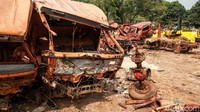 Truk dan berbagai jenis kendaraan lain dimakamkan di tempat itu karena sudah tidak laik jalan.