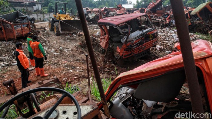 Intip Kuburan Truk Sampah DKI Ratusan truk sampah milik Pemprov DKI Jakarta yang sudah rusak dikumpulkan di sebuah area lapangan di Pesanggrahan, Jakarta. Yuk lihat 'kuburan' truk sampah tersebut.