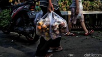 Mulai 1 Juli 2020, penggunaan kantong belanja plastik sekali pakai di pusat perbelanjaan, pasar swalayan dan pasar tradisional di DKI Jakarta akan dilarang. dok. detikfoto  