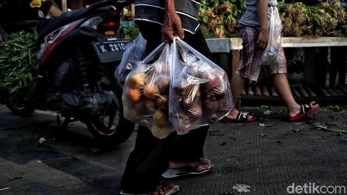 Pelarangan pengunaan kantong plastik di DKI Jakarta mulai hari ini berlaku, Rabu (1/7) , jika melanggar akan dikenai sejumlah sanksi.