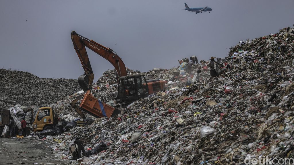 Pelarangan pengunaan kantong plastik di DKI Jakarta mulai hari ini berlaku, Rabu (1/7) , jika melanggar akan dikenai sejumlah sanksi.