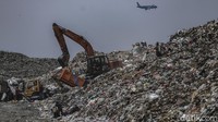 Pemulung mencari sampah plastik di Tempat Pembuangan Akhir (TPA) Sampah Rawa Kucing, Neglasari, Kota Tangerang, Banten, Senin, 14 Oktober 2019. Setiap harinya, Tempat Pembuangan Akhir (TPA) Rawa Kucing menampung sampah hingga mencapai 1.400 ton yang berasal dari kota Tangerang. CNN Indonesia/Bisma Septalisma