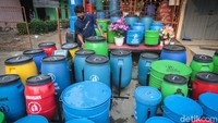 Daur ulang sampah plastik jadi alternatif tempat sampah daur ulang efektif dan bermanfaat mengurangi sampah plastik. Salah satu sentra pembuatannya ada di kawasan Cibinong, Bogor, Jawa Barat. Grandyos Zafna/detikcom