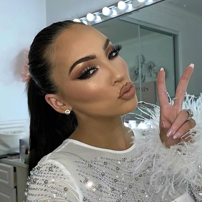 Jika kamu pikir wanita yang berada di foto ini adalah Kim Kardashian, maka kamu tertipu. Wanita ini bernama Jennifer Ward yang disebut sebagai Kim Kardashian KW. Foto: Instagram @jennifer.janelle