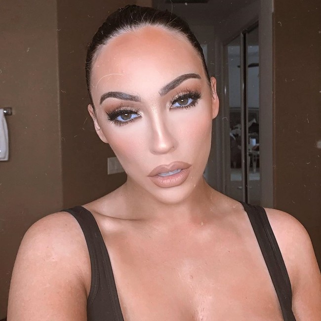 Selama tiga tahun terakhir ini dandan seperti Kim Kardashian seperti sudah menjadi pekerjaan utamanya. Dengan berkaca dan mirip dengan sang idola, Jennifer merasa puas.  Foto: Instagram @jennifer.janelle