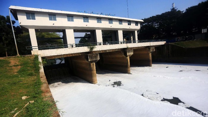 Aliran air Kanal Banjir Timur kembali dipenuhi busa. Busa ini diduga berasal dari limbah domestik.