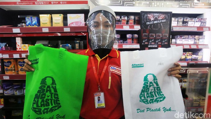 Kantong Plastik Dilarang, Warga Mulai Pakai Kemasan Ramah Lingkungan Larangan penggunaan kantong plastik di DKI Jakarta mulai berlaku hari ini. Sejumlah warga pun mulai menggunakan kemasan ramah lingkungan.