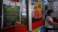 Warga pun diminta membawa sendiri tas belanja yang ramah lingkungan.
