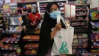 Warga belanja menggunakan tas kain ramah lingkungan di Alfamart Martapura, Jakarta Pusat, Rabu (1/7/2020).
