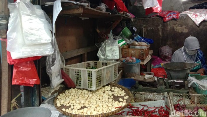 Kantong Plastik masih ada di pasar - Anisa Indraini detikcom