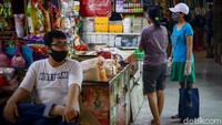 Sejumlah warga yang beraktivitas di kawasan Pasar Tebet Barat, Jakarta, tampak membawa kantong belanja pribadi saat berbelanja di pasar tersebut, Rabu (1/7/2020).