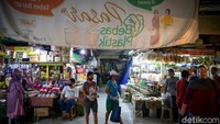 Menurut Dinas Lingkungan Hidup, Andono Warih, larangan itu hanya kantong belanja sekali pakai atau single use plastic. Pemerintah DKI Jakarta tidak men-generalisir semua plastik, karena di kehidupan modern ini tentu akan sulit hidup tanpa plastik. Plastik sekali pakai ini hanya salah satu varian dari berbagai macam plastik.