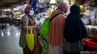 Selain itu, ada sanksi yang diberikan bagi mereka yang melanggar peraturan tersebut. Bagi pusat perbelanjaan, pasar swalayan dan pasar tradisional yang melanggar peraturan gubernur 142 no 2019 ini akan ada sanksi yang diberikan.