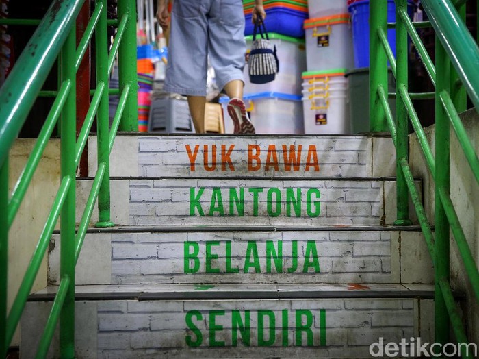 Mulai hari ini DKI Jakarta wajibkan warganya gunakan kantong belanja ramah lingkungan. Warga pun kini gunakan kantong ramah lingkungan saat berbelanja