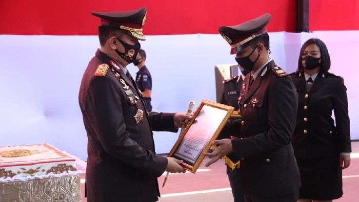 Kapolda NTB Irjen Mohammad Iqbal memberikan penghargaan kepada Kasat Reskrim Polres Lombok Tengah AKP Priyo Suhartono.