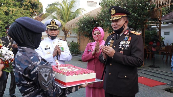 Kapolda NTB Irjen Pol M Iqbal mendapat kejutan dari Danrem-Danlanal (dok. Istimewa0 Kapolda NTB Irjen Pol M Iqbal mendapat kejutan dari Danrem-Danlanal (dok. Istimewa0