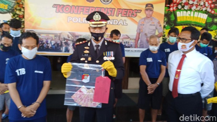 Kapolres Kendal AKBP Ali Wardana menunjukkan barbuk uang palsu