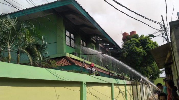 Kebakaran di SMAN 100 Jaktim Hanguskan Ruang Wakil Kepsek hingga Lab