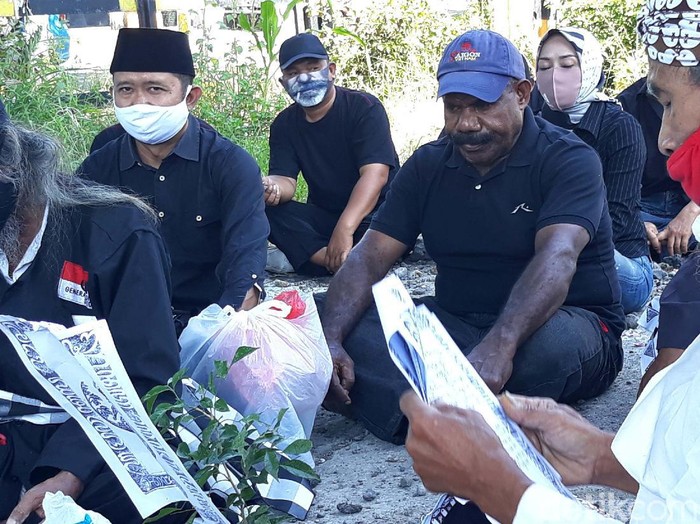 Tepat satu tahun kasus tabrak lari Overpass Manahan Solo berlalu. Keluarga korban meninggal Retnoning Tri hari ini menggelar ruwatan di bawah overpass.