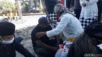 Aksi budaya tersebut dilakukan untuk mendoakan agar pelaku tabrak lari bisa segera terungkap. Marthen berharap bisa mendapatkan keadilan dalam kasus yang terjadi 1 Juli 2019 dini hari itu.