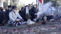 Tepat satu tahun kasus tabrak lari Overpass Manahan Solo berlalu, namun pelaku masih belum ditemukan. Keluarga korban meninggal Retnoning Tri hari ini menggelar ruwatan di bawah overpass.