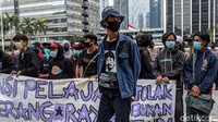 Puluhan pelajar yang mengatasnamakan Aliansi Pelajar Tangerang berunjukrasa di depan Kemendikbud, Jakarta, Rabu (1/7/2020).
