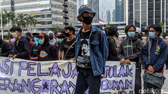 Ketika Pelajar Demo Kemendikbud Puluhan pelajar yang mengatasnamakan Aliansi Pelajar Tangerang berunjukrasa di depan Kemendikbud, Jakarta, Rabu (1/7). Mereka menyampaikan sejumlah tuntutan.