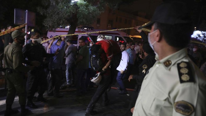 Klinik di Iran Meledak, 19 Orang Tewas A man whose relative is on staff at Sina Athar Clinic weeps after its explosion, outside the clinic in Tehran, Iran, early Wednesday, July 1, 2020. Iranian state TV says an explosion from a gas leak in a medical clinic in northern Tehran has killed multiple people. (AP Photo/Vahid Salemi)