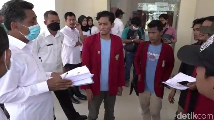 Mahasiswa mendatangi kantor Disnakertrans Sultra. Mereka menuntut transparansi soal keahlian TKA China (Sitti Harlina/detikcom)