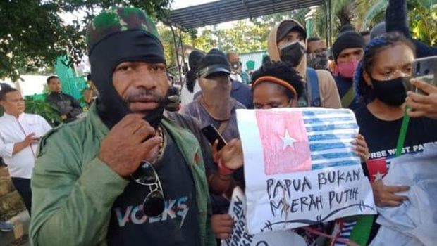 Peserta aksi membawa atribut.