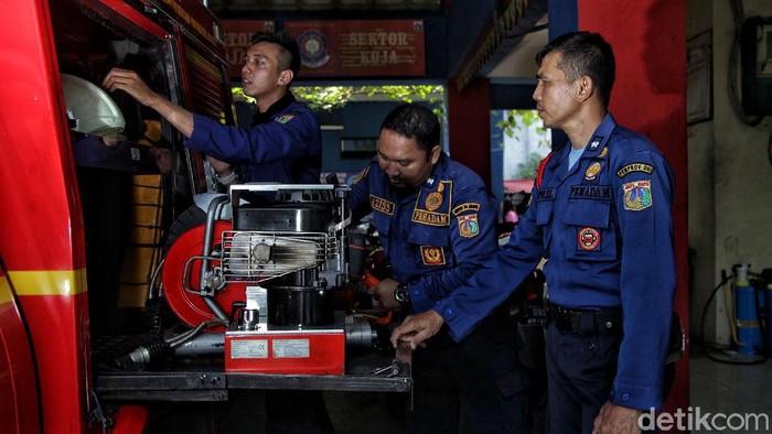 Melihat Sisi Lain Kehidupan Para Ksatria Biru Petugas pemadam kebakaran kerap jadi tumpuan dalam membantu warga saat terjadi bencana. Seperti apa aktivitas mereka saat sedang tak bertugas? Yuk, lihat.