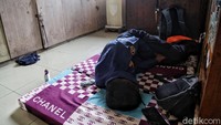 Tak sedikit petugas yang memilih untuk tidur sejenak untuk melepas penat di tengah hiruk pikuk aktivitas pekerjaannya.