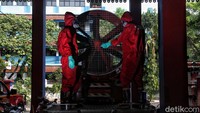 Di masa pandemi COVID-19, petugas pemadam kebakaran turut menjadi salah satu tumpuan dalam upaya mengatasi penyebaran virus Corona di masyarakat.