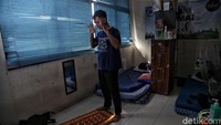 Di tengah kesibukannya, para petugas pun tak lupa untuk melaksanakan ibadah.