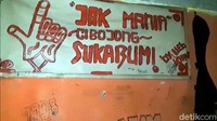 Terdapat beberapa ruangan di dalam rumah. Suasananya gelap karena minim penerangan. Tirai rumah dibiarkan menutup. Sebuah lorong kecil mengarah ke ruangan tempat FCR menyimpan gitar.