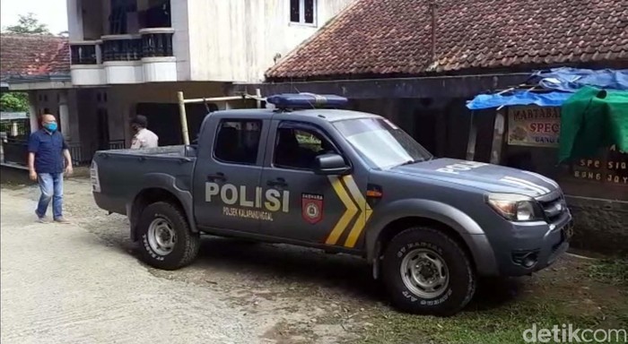 Polisi mendatangi kediaman FCR, pemuda predator seks yang mengaku mencabuli belasan bocah lelaki. ada banyak coretan dinding di rumahnya.