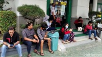 Mereka juga mengaku kesulitan menarik uang di sejumlah mesin ATM yang ada di Kota Samarinda. Salah satu warga bernama Yusmi bahkan mengaku sudah menunggu sejak pukul 7.30 WITA di depan Bank.