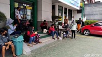 Para nasabah yang datang hanya diminta untuk bersabar oleh pihak Bukopin. Pihak bank juga tidak menjelaskan kapan pelayanan dibuka. Sementara itu manajemen PT Bank Bukopin Samarinda yang coba dihubungi detikcom melalui dua petugas keamanan yang berjaga di depan pintu masuk mengaku manajemen tidak berada di tempat.