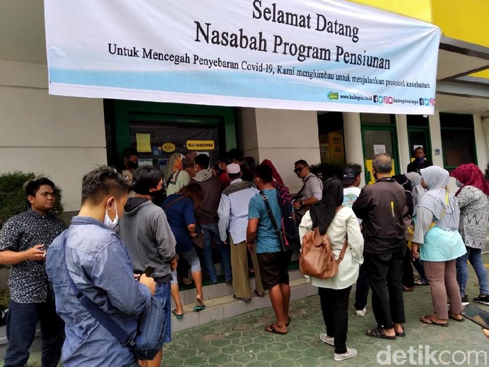 Sejumlah nasabah PT Bank Bukopin Tbk penuhi pintu masuk bank Bukopin di Samarinda. Mereka mengaku kesulitan menarik uang mereka yang tersimpan di Bank Bukopin.