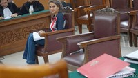 Ia pun membacakan pembelaannya yang diberi judul Rekayasa Hukum Berbalut Cinta. Pool/Palevi S/detikFoto.