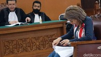 Tulisan panjang tersebut memuat keterangan saksi dan bukti-bukti yang ditemukan oleh pihak Nikita. Pool/Palevi S/detikFoto.
