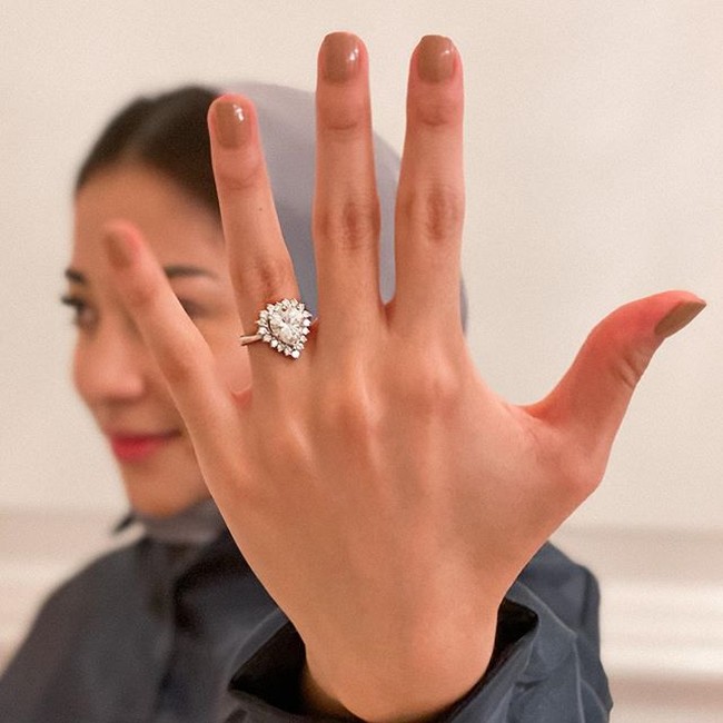 Nikita Willy dilamar bos Blue Bird Indra Priawan Djokosoetono dengan cincin berlian bentuk hati. Berlian bentuk hati merupakan jenis yang langka dan mahal karena kerumitan pengerjaannya. Cincin emas bertatahkan berlian hati 1,5 karat bisa dijual hingga ratusan juta rupiah. Foto: Instagram @nikitawillyofficial94