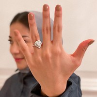 Nikita Willy dilamar bos Blue Bird Indra Priawan Djokosoetono dengan cincin berlian bentuk hati. Berlian bentuk hati merupakan jenis yang langka dan mahal karena kerumitan pengerjaannya. Cincin emas bertatahkan berlian hati 1,5 karat bisa dijual hingga ratusan juta rupiah. Foto: Instagram @nikitawillyofficial94